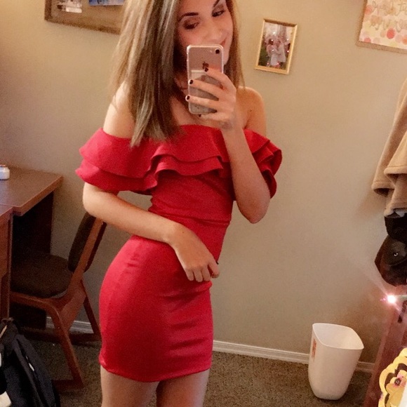 Dresses & Skirts - Lil Red Dress 💃🏻